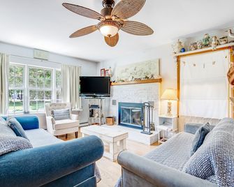 Dog-friendly beach cottage with WiFi, W/D, updated kitchen & outdoor shower - Ocean City - Living room