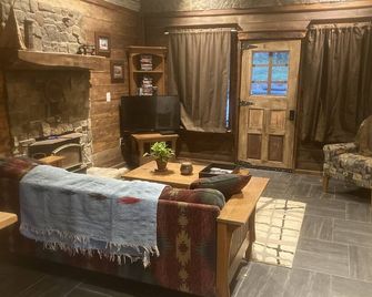Custom craftsman cabin overlooking the Kings river. - Huntsville - Living room