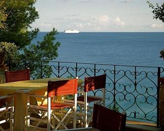 Hotel Punta Est - Finale Ligure - Balkon