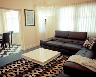 Bayview Apartments Glenelg - Glenelg - Living room