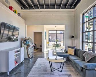 Unique Texas Home in Converted Gas Station! - Schulenburg - Wohnzimmer