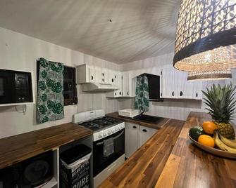 Over The Hill Residence - Rambaud - Kitchen