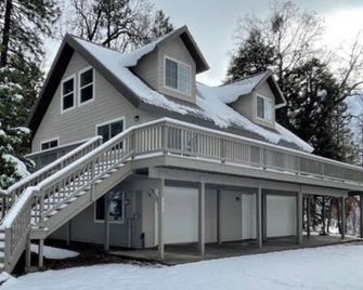 Shaver Lake, 4 Bdr Hot Tub Misty Mountain Retreat - Shaver Lake - Edificio