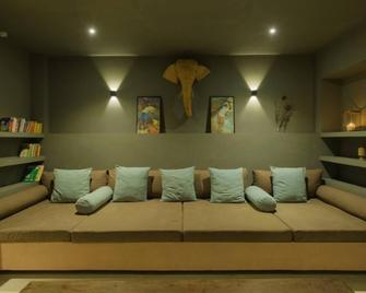 Cool and Contemporary Hilltop Villa With Ocean Views - Unawatuna - Living room