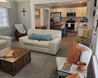 Charming,Spacious2-BR 2-Bath Home in a Blooming town with Free parking - Fuquay-Varina - Sala de estar