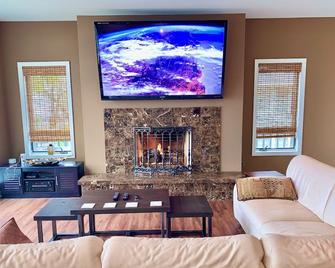 Luxury Lake House on Delavan, flat frontage on the lake, large pier, sleeps 20 - Delavan - Lounge