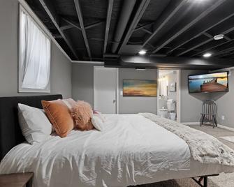 Work&Play: Work Friendly, Ping Pong, & Grill - Clarksville - Bedroom