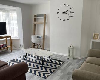 Modern, Comfortable Home minutes from Heathrow - Northolt - Living room