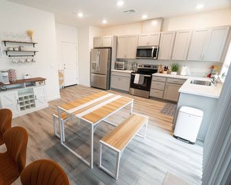 Spacious New 4-bedroom Family Friendly House in Elk Grove with WiFi and Parking - Elk Grove - Kitchen