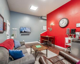 Trendy Dwntn Loveland Condo-Pets Welcome- Close to Rocky Mountain National Park! - Loveland - Living room