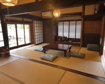 A thatchedroof farmhouse nestled in nature at the foot of Mount Koya / Ito-gun Wakayama - Katsuragi - Jadalnia
