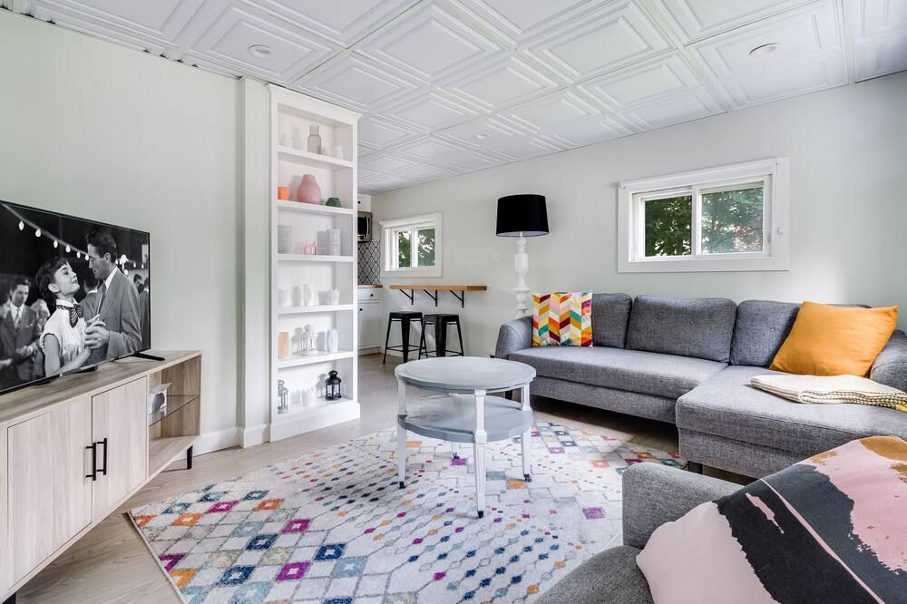 Super Cute & Cozy Apartment In Downtown Mystic! - Mystic - Living room