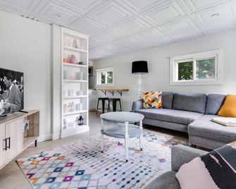 Super Cute & Cozy Apartment In Downtown Mystic! - Mystic - Soggiorno
