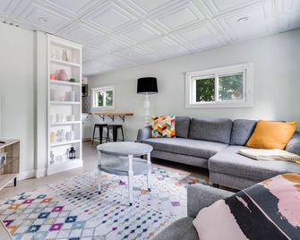 Super Cute & Cozy Apartment In Downtown Mystic! - Mystic - Living room