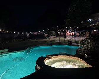 Winnebago camper set up on beautiful property with resort style pool and jacuzzi - Ojai - Piscina