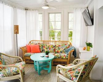 Charming 2-bedroom cottage in delightful Spanish Wells - Spanish Wells - Living room