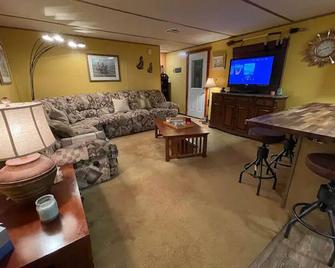 Grand Canyon 3bd/2ba with bonus rooms and bbq area/Pets OK - Meadview - Olohuone