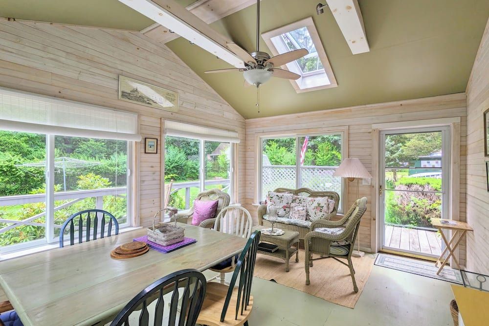 Beautiful house, large private yard, only two minutes walk from private beach - Mattituck - חדר אוכל