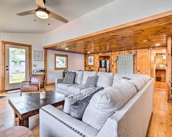 Cozy Castleton Cabin with Fire Pit and Water Access! - Castleton - Living room