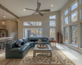 Natures Nook by Innsbrook Vacations! - Innsbrook - Living room