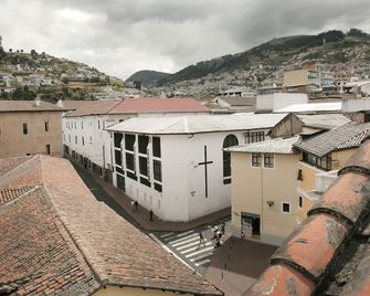 Hotel Huasi Continental - Quito - Outdoors view