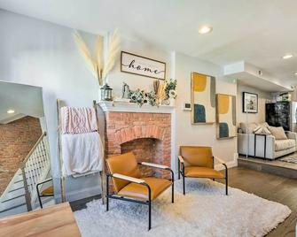 Central and Trendy Baltimore Townhome Pets OK! - Baltimore - Living room