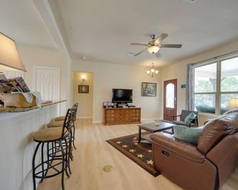 Hill Country Casita with Patio 13 Mi to Dtwn Boerne - Boerne - Living room