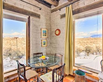 Casita Vacation Rental Near Taos w/ Patio! - Taos - Dining room