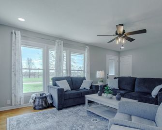 Truman Lake Country Home: Circle Drive for Boats/Trailers & Family Friendly - Clinton - Huiskamer