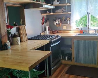 Quaint Stream Side Cottage 15m from Oxford&Hamilton OH - Somerville - Kitchen