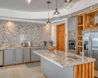 Inviting condo with pool, hot tub, mountain views, balcony, & W/D - Playa Hermosa - Cocina