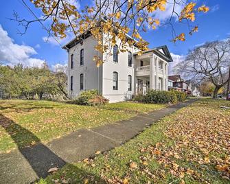 Historic Family Home 2 Mi to Lake Erie and Zoo! - Erie - Building