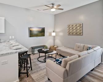 Floyd - Brand New & Near Downtown! by Newman Hospitality - New Albany - Living room