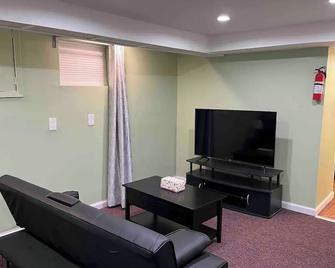 Charming 1-bedroom basement apartment in Floral Park with WiFi and AC - Floral Park - Living room