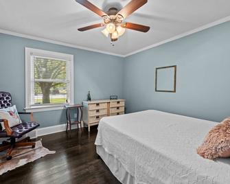 Walking Distance from the Stadium in Beautiful Greenville NC. Sleeps 8. - Greenville - Bedroom