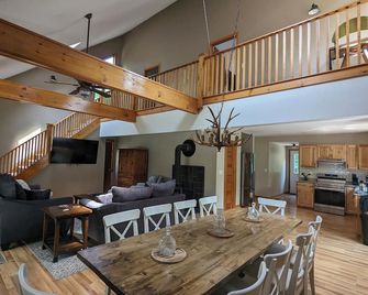 Centrally located getaway in the heart of New Hampshire for all seasons! - Tamworth - Comedor