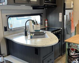 5min to KSC10min to Cruise Ships15min to Cocoa Beach - Merritt Island - Kitchen