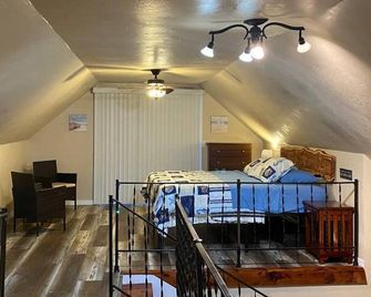 Cozy Lake Cabin located by the sandiest beach on Lake Texoma -Excellent Fishing - Kingston - Bedroom