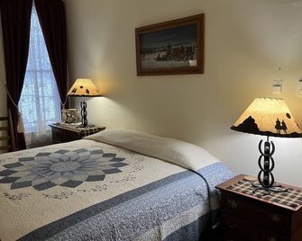 King One Bedroom, Converted 1894 Historic Hotel, Downtown Buffalo Wyoming - Buffalo - Bedroom