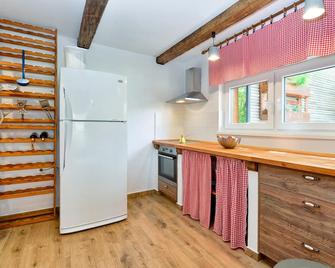 Stunning Home In Kumrovec With Sauna - Kumrovec - Kitchen