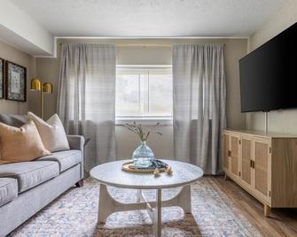 Newly Listed! Westlake Stylish - Westlake - Living room