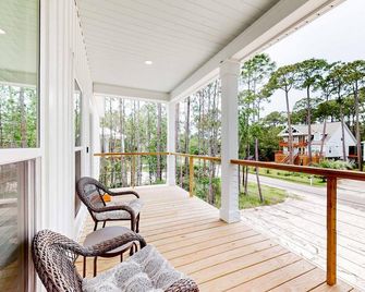 Quiet coastal home with outdoor shower, deck, gourmet kitchen, smart TV, & AC - Dauphin Island - Balcón