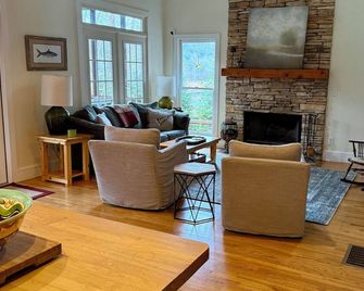 'This house lives for the lake!' Flat, fenced-in yard, no stairs to Lake Rabun. - Lakemont - Living room