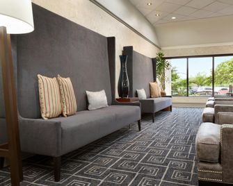 DoubleTree by Hilton Minneapolis-Park Place - Minneapolis - Living room