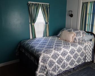 Get Unplugged, Remember You Are On Vacation! - Bisbee - Bedroom