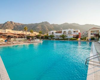 أكتي بيتش كلوب - كوس - حوض السباحة