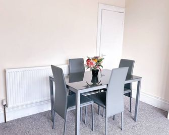 Apartment Sleeps 4 with Free Parking - Birmingham - Dining room