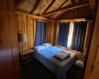 (Cedar Cabin) Cozy 2 Bedroom Cottage - Waterfront - No Pets - East Tawas - Bedroom