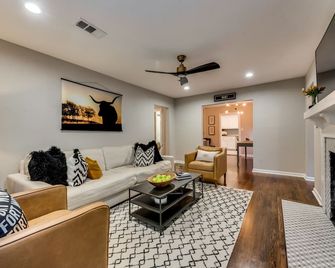 Campout on El Campo located in the Cultural Arts District! - Fort Worth - Living room