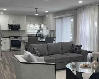 Charming 4-bedroom house in Lake Zurich w/ indoor fireplace and private backyard - Lake Zurich - Sala de estar